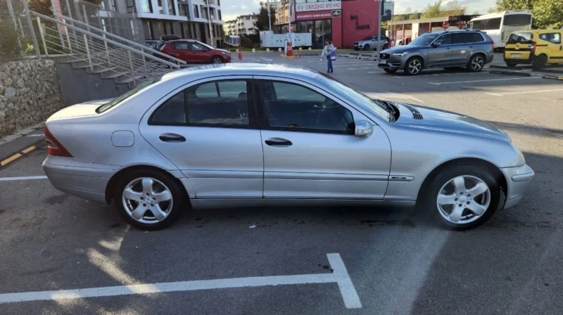 Mercedes-Benz 220, снимка 2 - Автомобили и джипове - 49605149