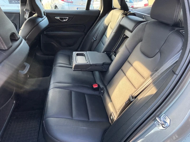Volvo V60 2.0 D3, снимка 8 - Автомобили и джипове - 52515412