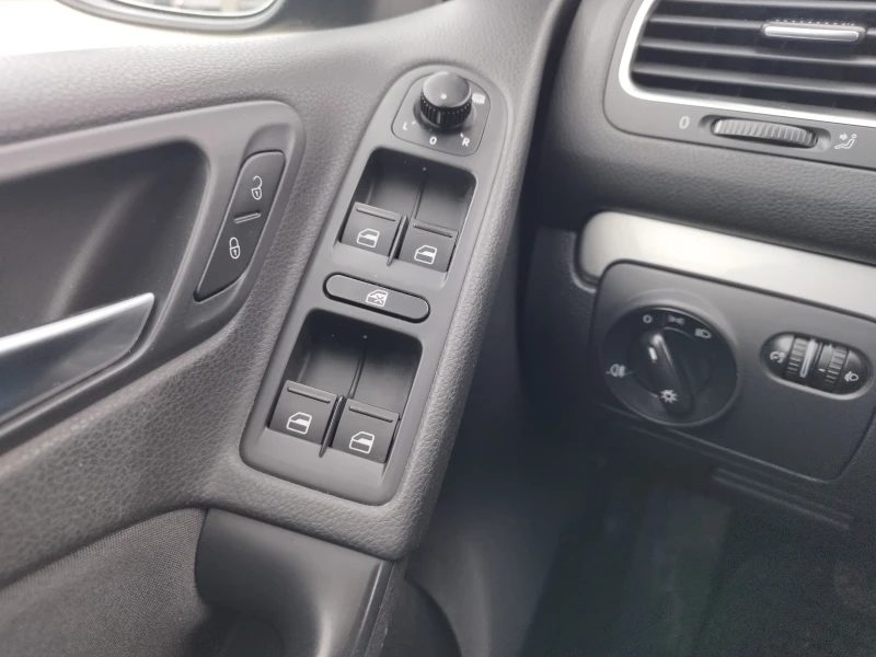 VW Golf 1.6 tdi 105 kc., снимка 15 - Автомобили и джипове - 53593318