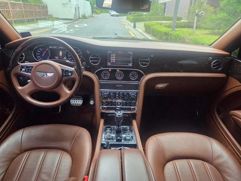 Bentley Mulsanne Дистроник, Обдухване, Масаж, 360, Пано, Асистенти, снимка 9 - Автомобили и джипове - 55727944