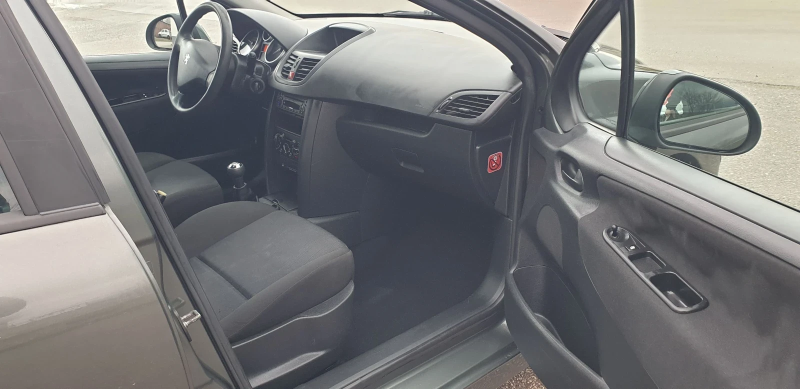 Peugeot 207 1.4i/75k.c. - изображение 9