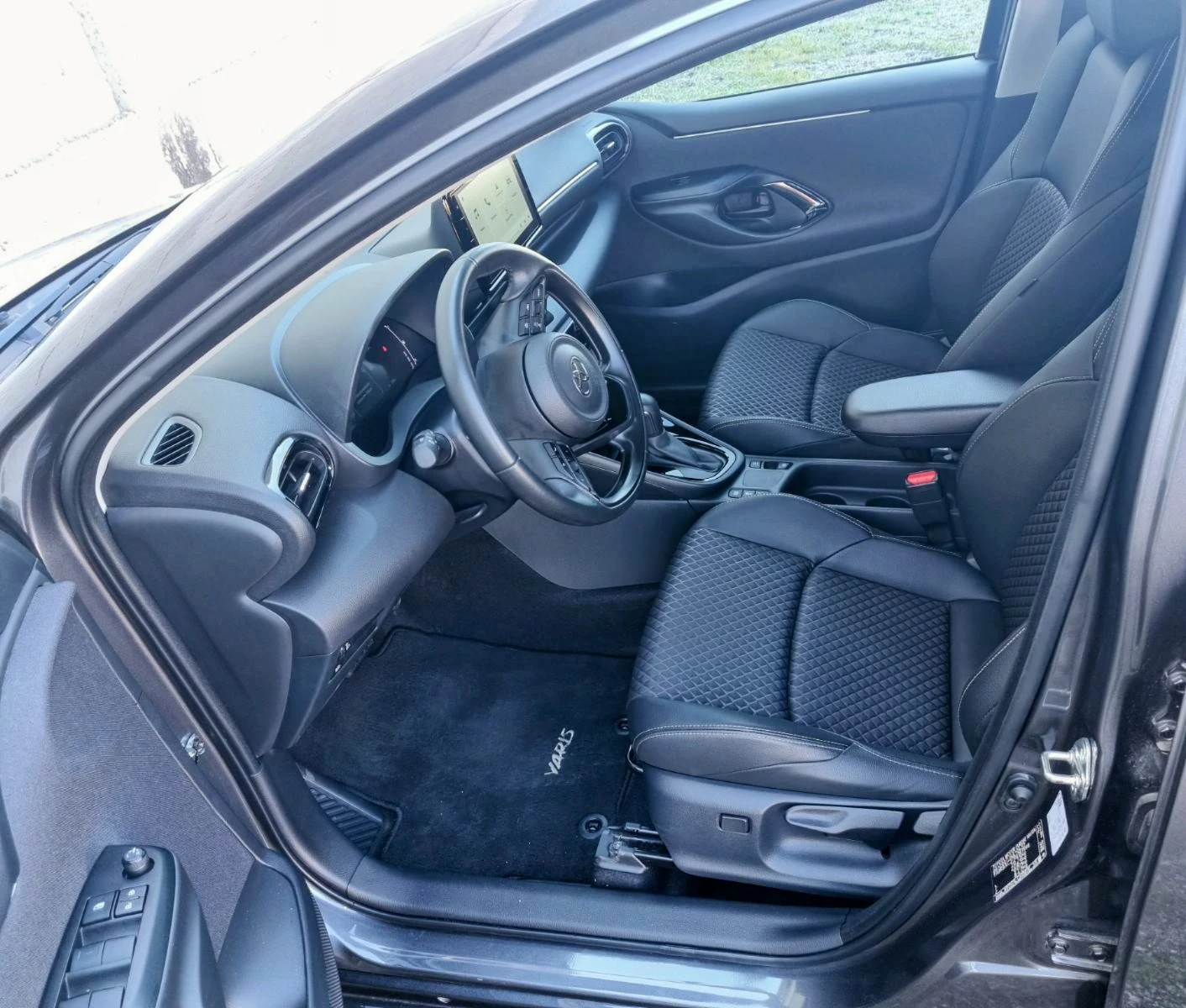 Toyota Yaris 1.5 hibrid, снимка 3 - Автомобили и джипове - 54137408