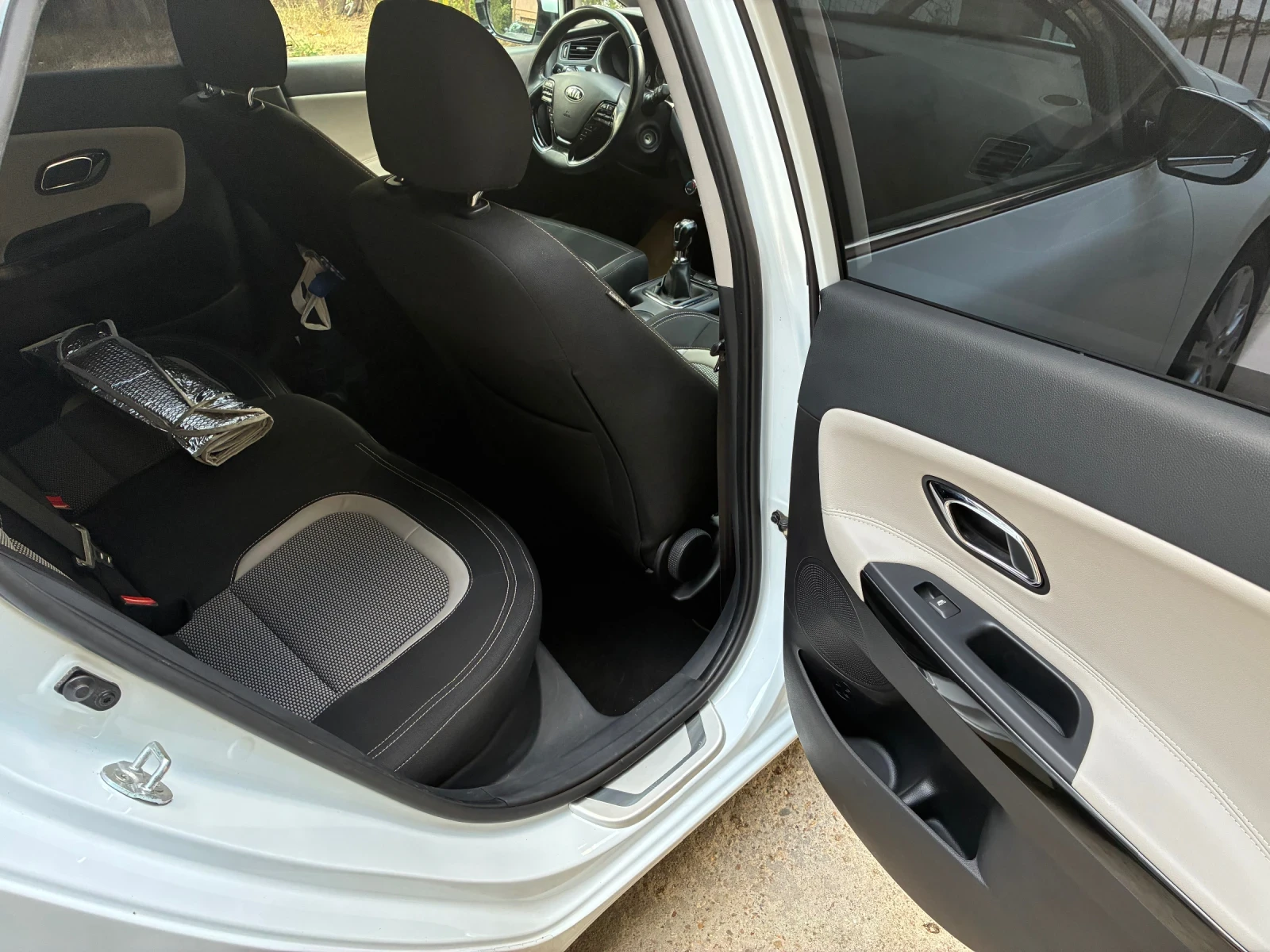 Kia Ceed 1.6 135 к.c / Панорама / Ръчна Ск. Кутия , снимка 9 - Автомобили и джипове - 53036636