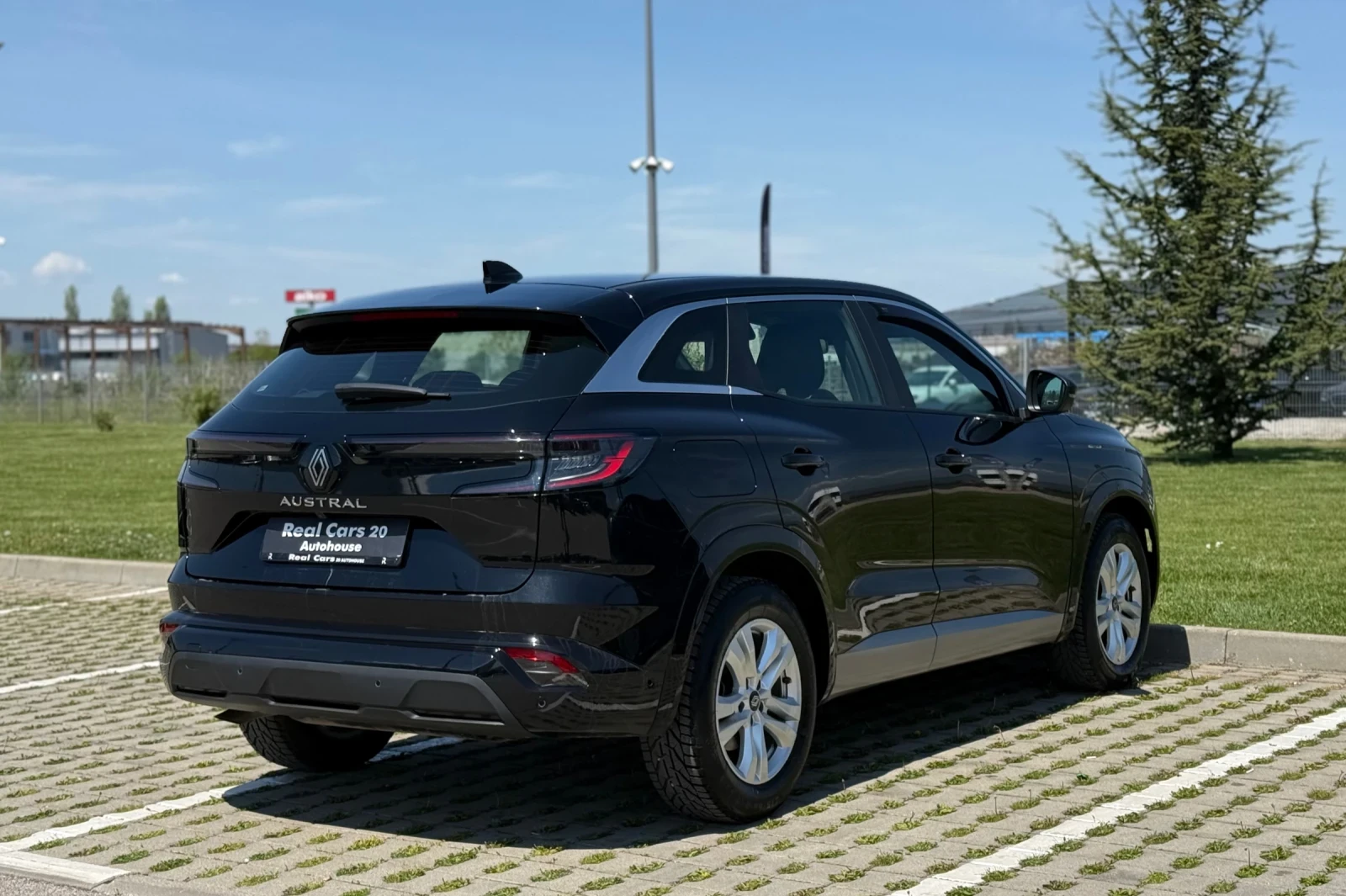 Renault Austral 1.3 TcE* CAMERA* LED PURE VISION* KEYLESS* CARPLAY, снимка 4 - Автомобили и джипове - 54439522