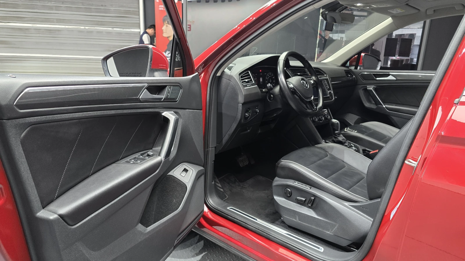 VW Tiguan 2.0 TSI* HUD* 360* ЕЛ. БАГАЖНИК* ЛЮК* КРАЙНА ЦЕНА, снимка 10 - Автомобили и джипове - 55983953