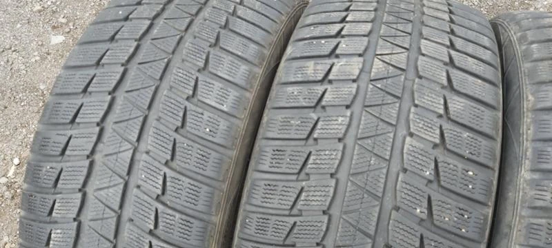 Гуми Зимни 255/40R19, снимка 2 - Гуми и джанти - 33172535