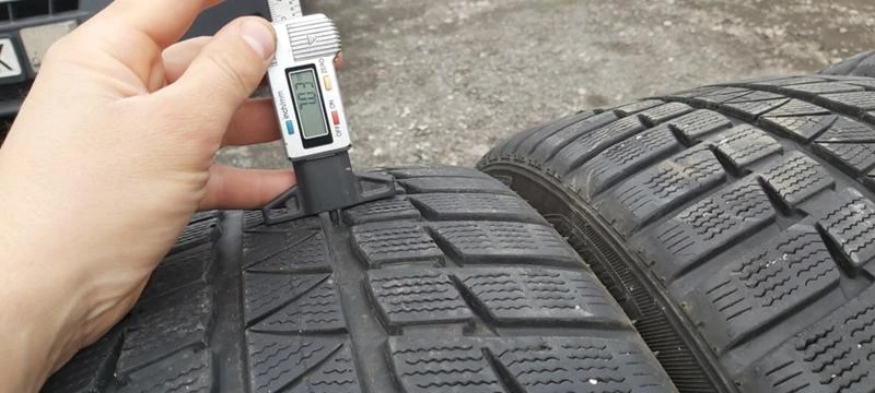 Гуми Зимни 255/40R19, снимка 4 - Гуми и джанти - 33172535