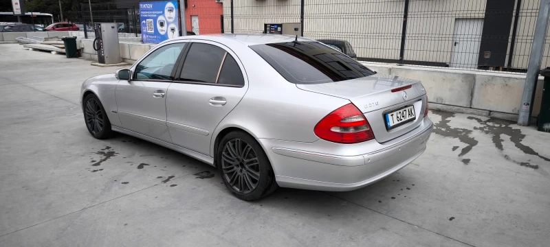 Mercedes-Benz E 270, снимка 3 - Автомобили и джипове - 47291876