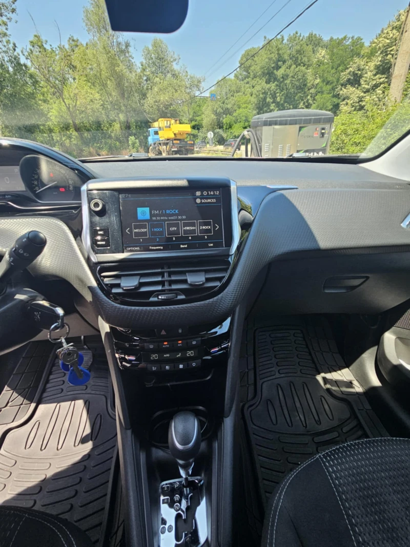 Peugeot 208, снимка 11 - Автомобили и джипове - 52496443