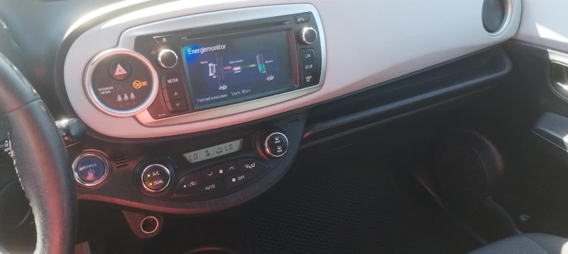 Toyota Yaris 1.5HYBRID TOP, снимка 15 - Автомобили и джипове - 51785928