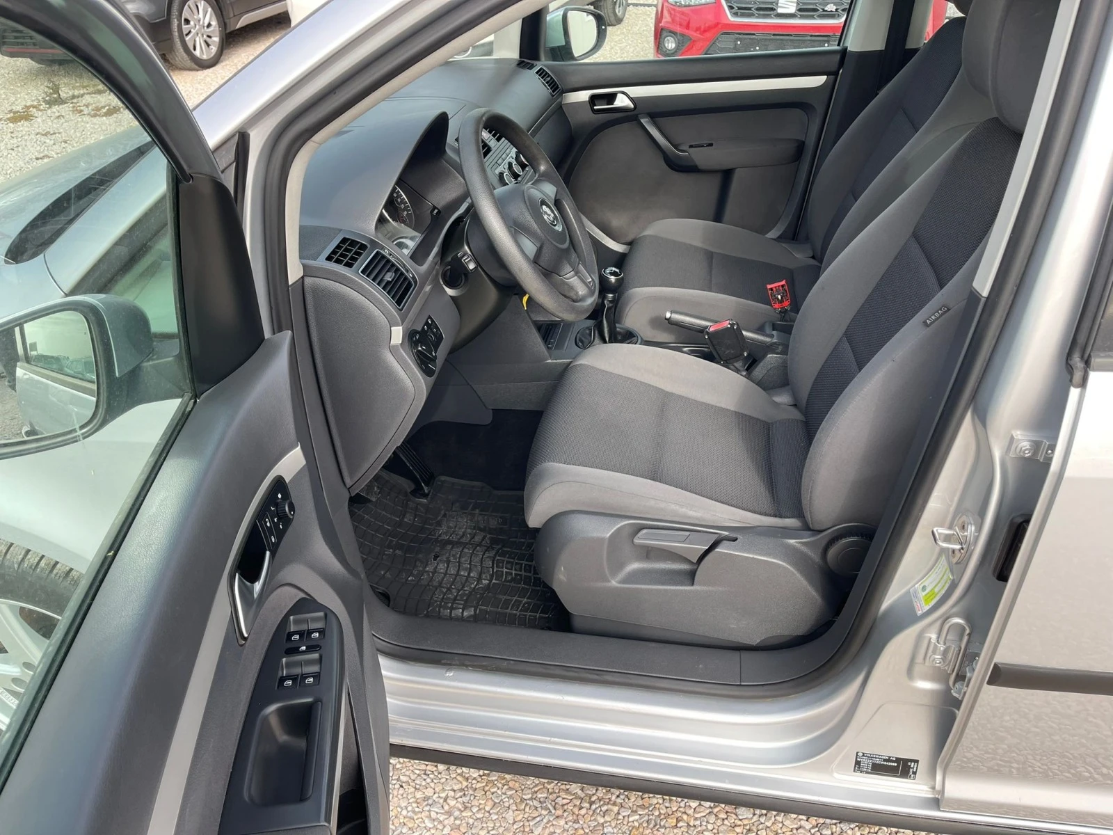 VW Touran 1.6TD-КЛИМАТРОНИК | Mobile.bg — изображение 12