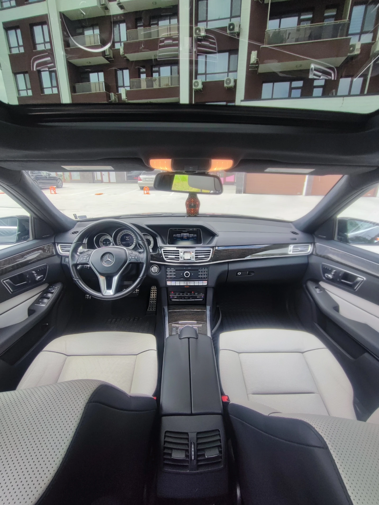 Mercedes-Benz E 400 AMG Line 4MATIC | Designo | Панорама, снимка 14 - Автомобили и джипове - 54578335