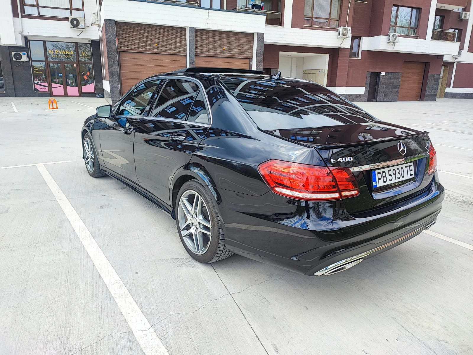 Mercedes-Benz E 400 AMG Line 4MATIC | Designo | Панорама, снимка 6 - Автомобили и джипове - 54578335
