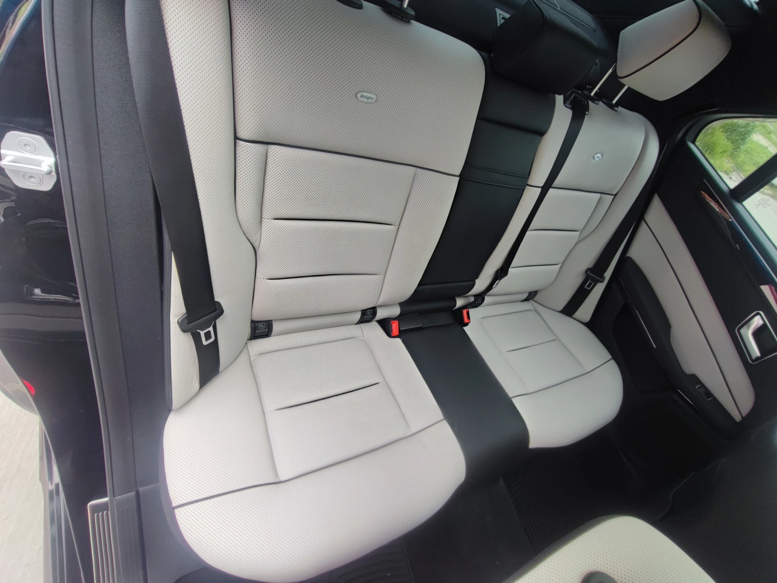 Mercedes-Benz E 400 AMG Line 4MATIC | Designo | Панорама, снимка 12 - Автомобили и джипове - 54578335