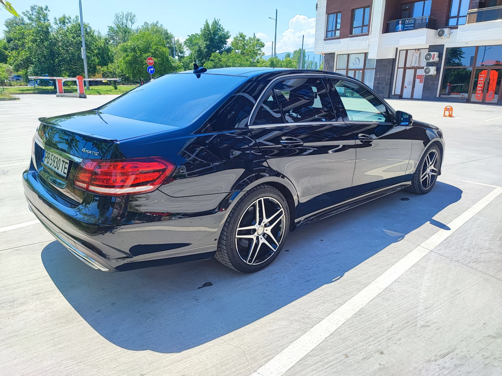 Mercedes-Benz E 400 AMG Line 4MATIC | Designo | Панорама, снимка 7 - Автомобили и джипове - 54578335