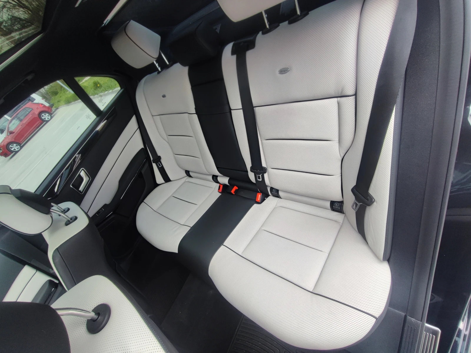 Mercedes-Benz E 400 AMG Line 4MATIC | Designo | Панорама, снимка 11 - Автомобили и джипове - 54578335