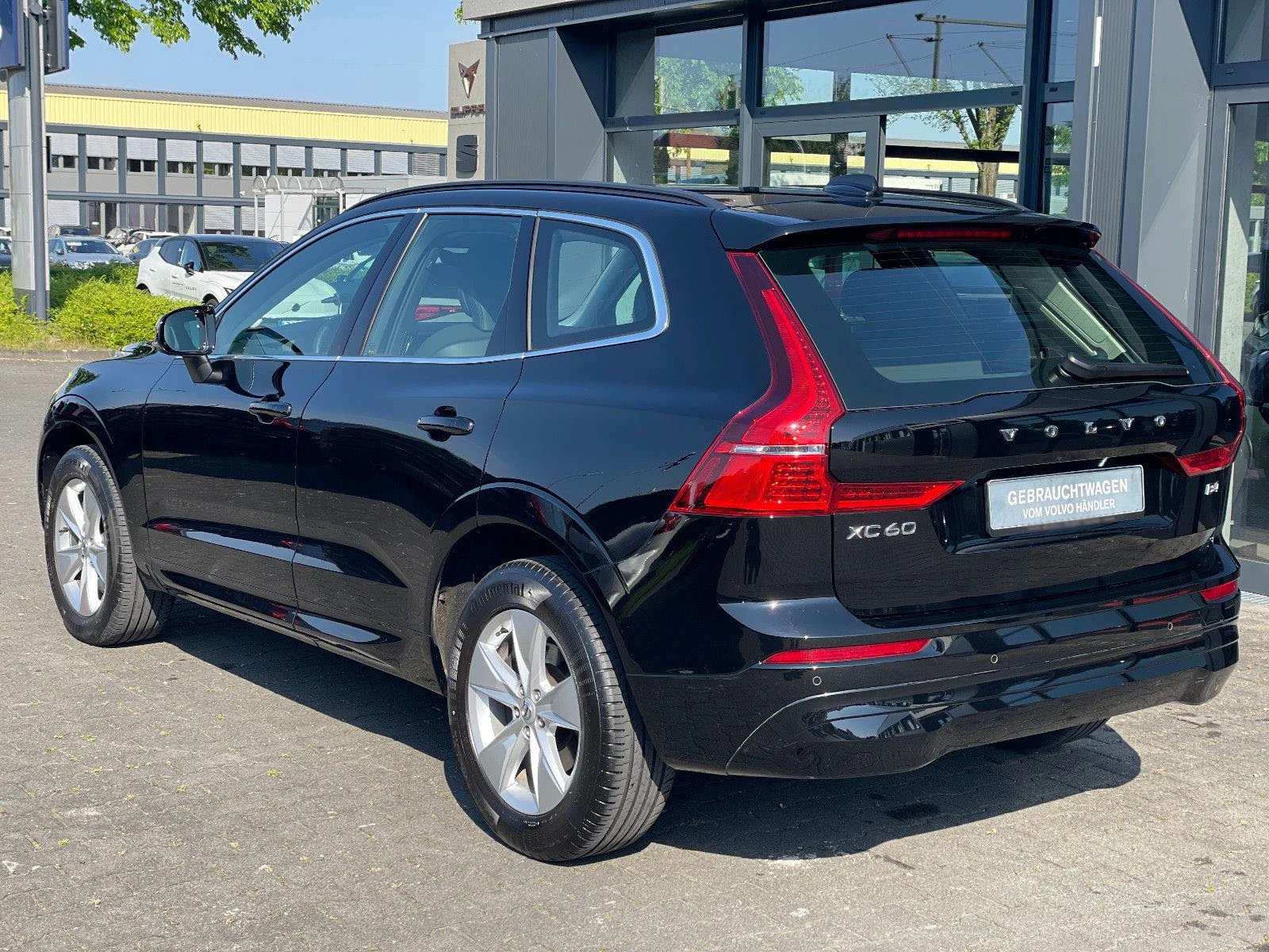 Volvo XC60 B4 Momentum Pro Mild-Hybdrid - изображение 4