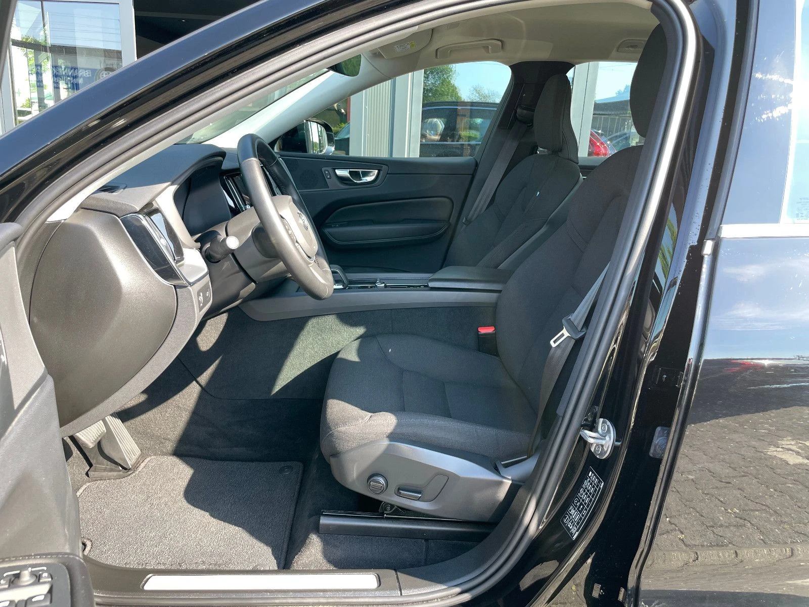 Volvo XC60 B4 Momentum Pro Mild-Hybdrid - изображение 6
