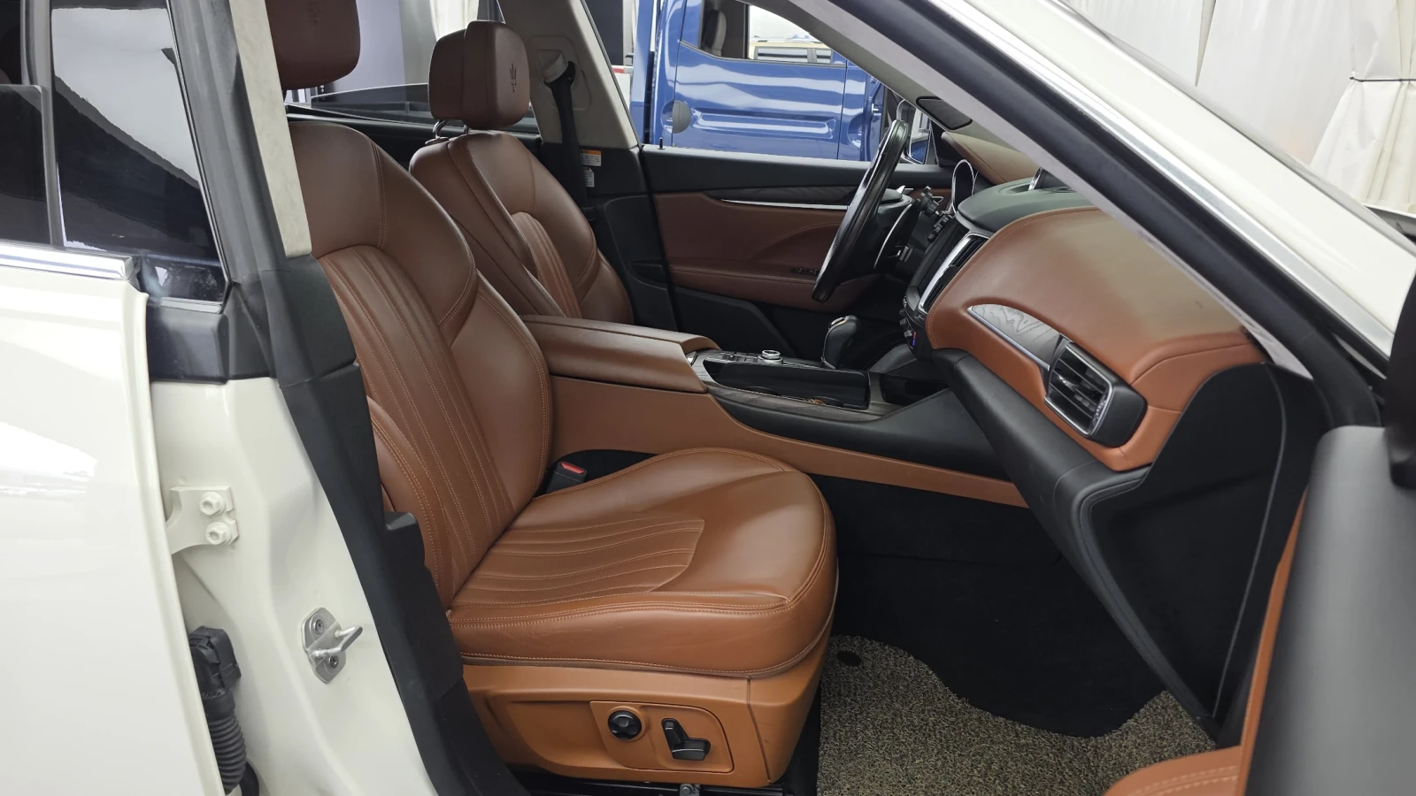 Maserati Levante 3.0d* ЕЛ. БАГАЖНИК* 360* BLIND SPOT* ЛЮК* КРАЙНА Ц, снимка 11 - Автомобили и джипове - 55595228