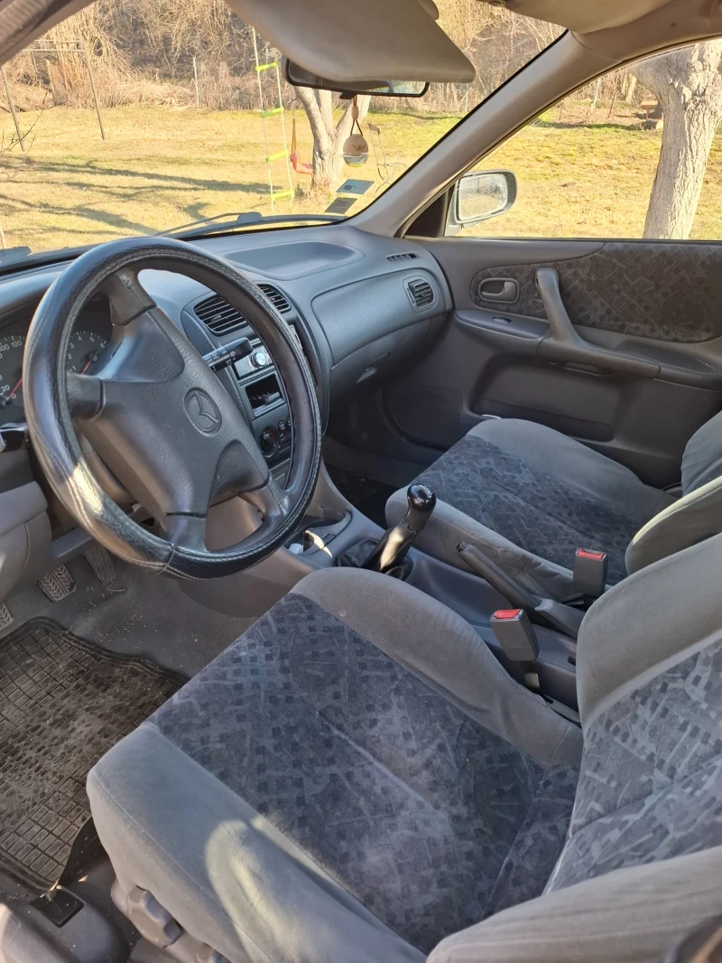 Mazda 323, снимка 4 - Автомобили и джипове - 49452350