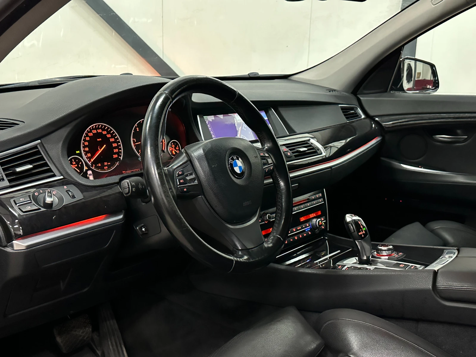 BMW 5 Gran Turismo XD* ОБДУХВАНЕ* ПОДГРЕВ* NAVI* ПАРКТ* СМЕНЕНИ ВЕРИГ - изображение 9