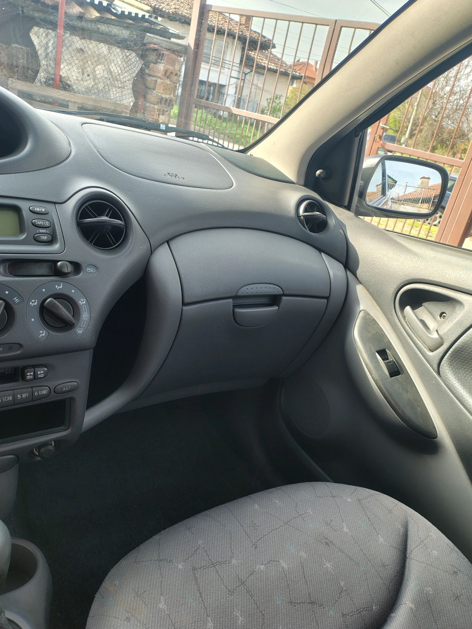 Toyota Yaris 1.0 vvti, снимка 8 - Автомобили и джипове - 54181889