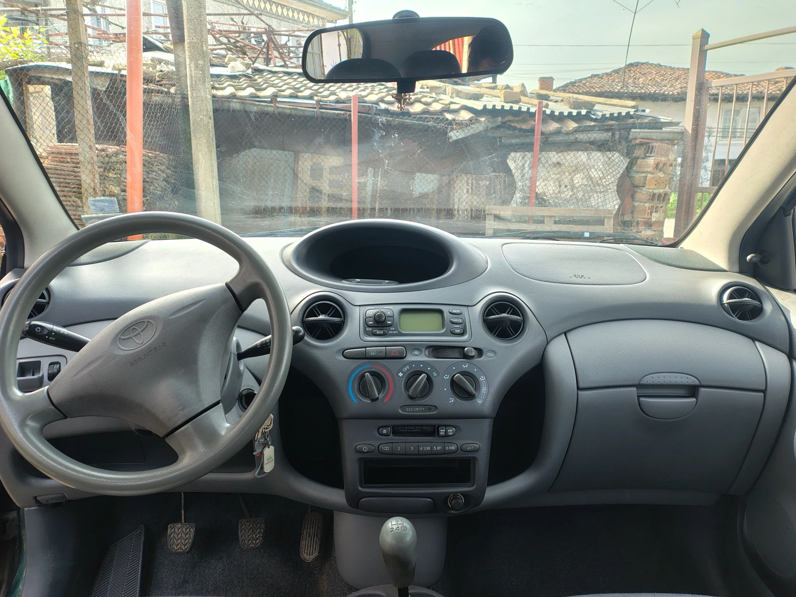Toyota Yaris 1.0 vvti, снимка 10 - Автомобили и джипове - 54181889