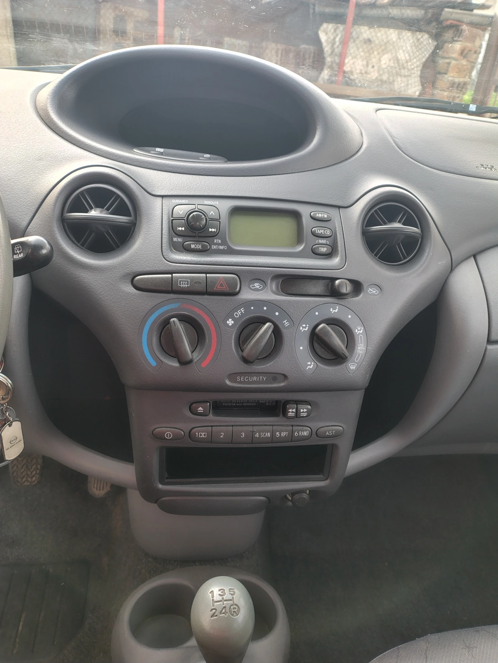 Toyota Yaris 1.0 vvti, снимка 7 - Автомобили и джипове - 54181889