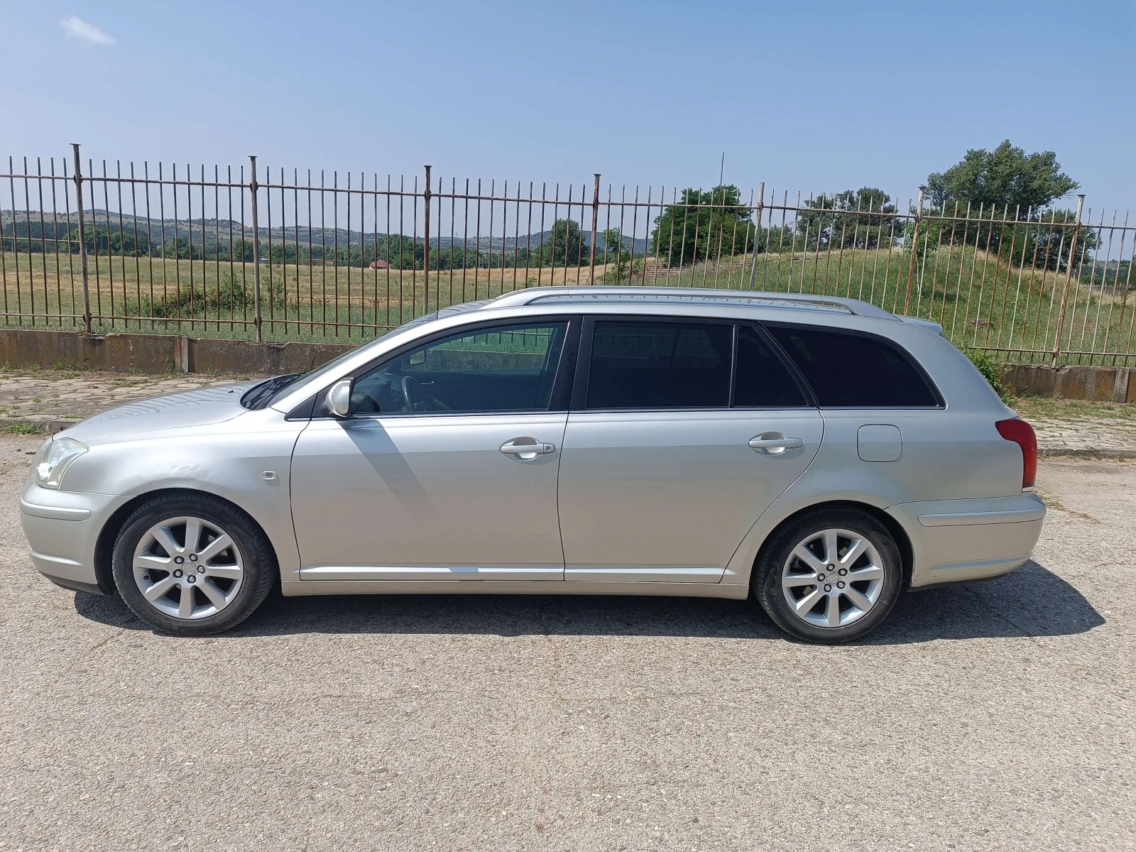 Toyota Avensis газ, снимка 4 - Автомобили и джипове - 54818671