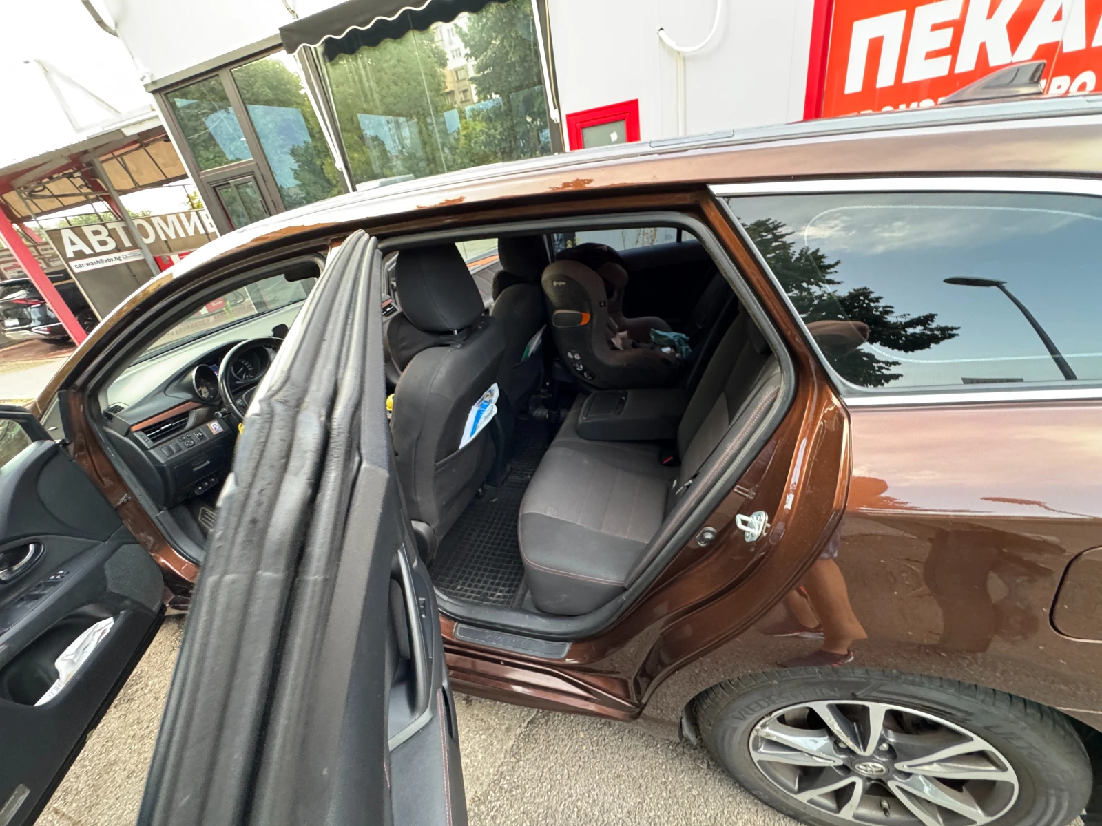 Toyota Avensis от България, снимка 7 - Автомобили и джипове - 55447737