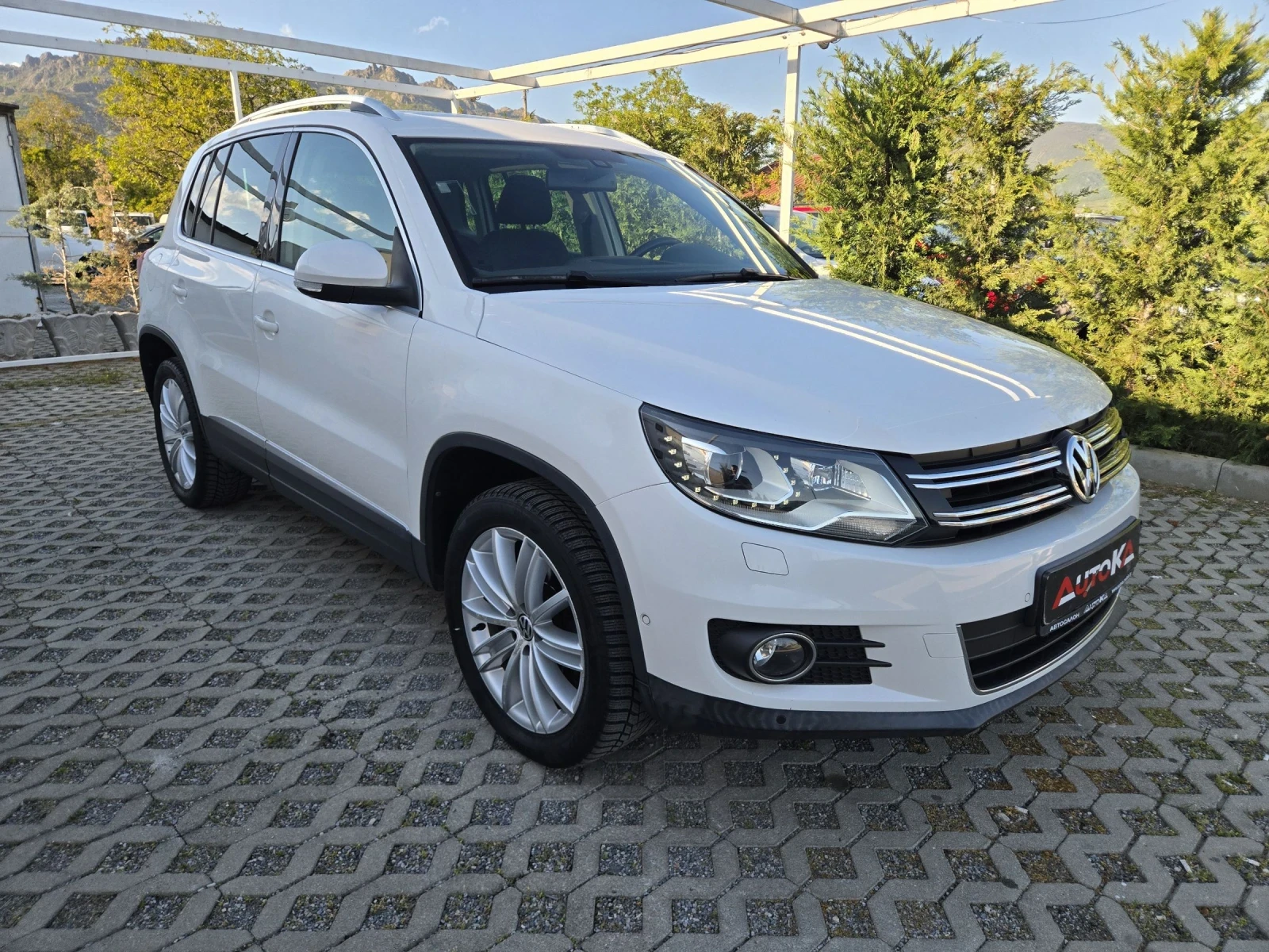 VW Tiguan 2.0TDI-140кс= АВТОМАТ= LED= 4MOTION= PANO= KEYLESS, снимка 2 - Автомобили и джипове - 54430441