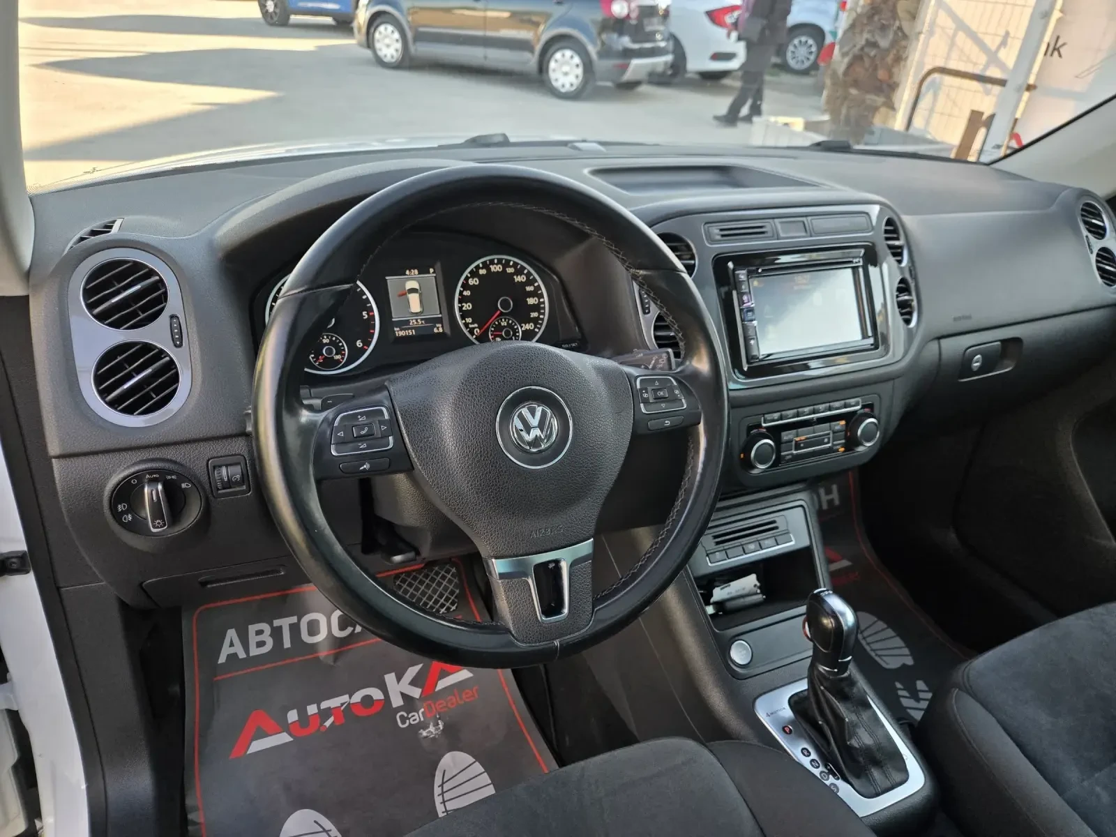 VW Tiguan 2.0TDI-140кс= АВТОМАТ= LED= 4MOTION= PANO= KEYLESS, снимка 8 - Автомобили и джипове - 54430441