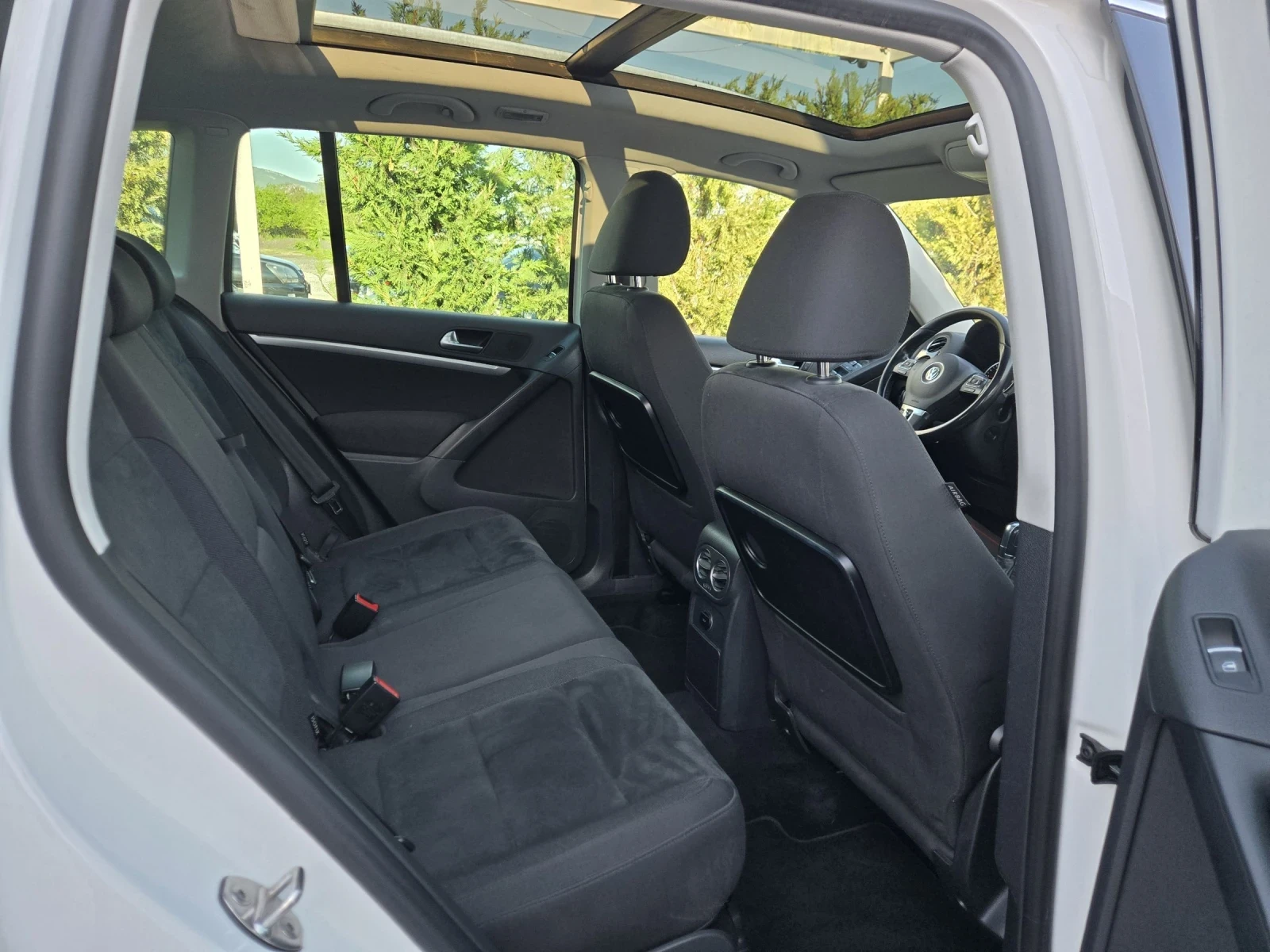 VW Tiguan 2.0TDI-140кс= АВТОМАТ= LED= 4MOTION= PANO= KEYLESS, снимка 14 - Автомобили и джипове - 54430441