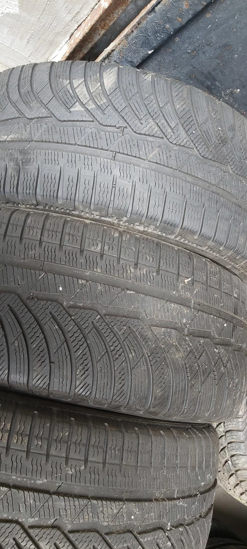 Гуми Зимни 245/45R17, снимка 2 - Гуми и джанти - 32927165