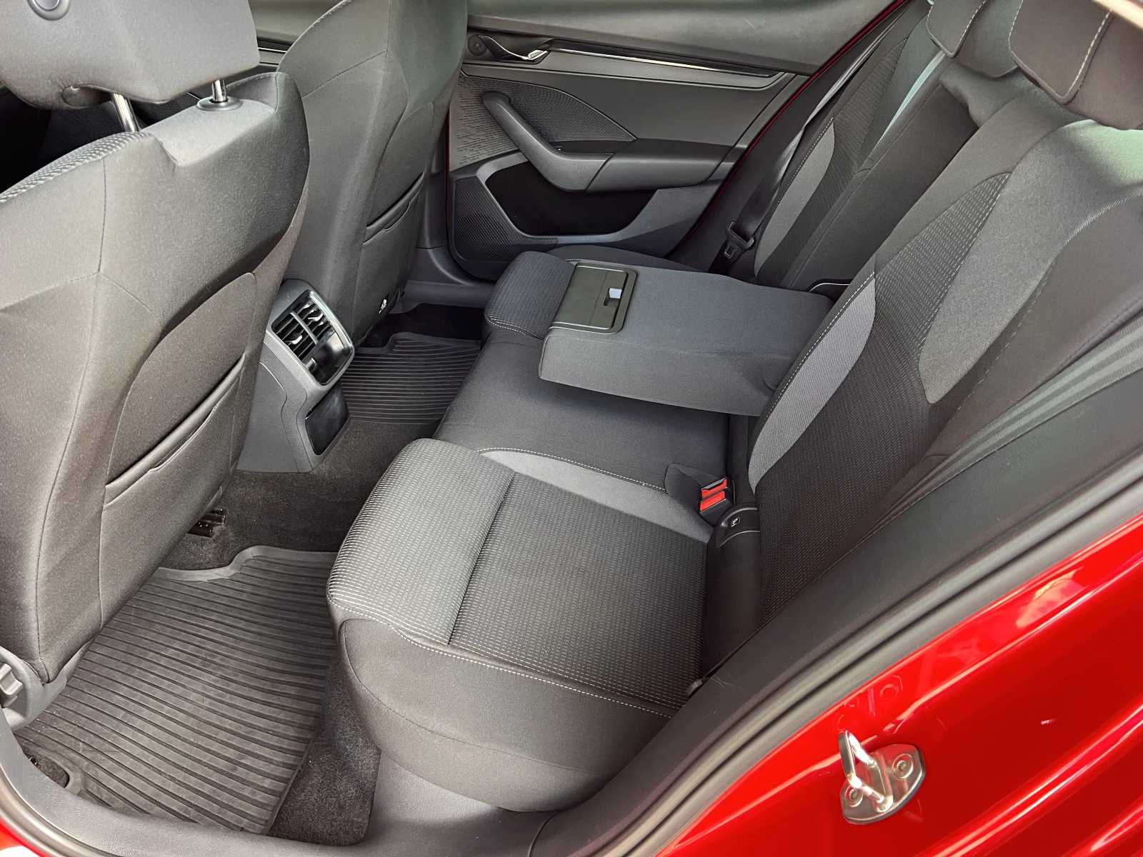 Skoda Octavia Style/2.0TDI/150K.C./7AT, снимка 10 - Автомобили и джипове - 54147427