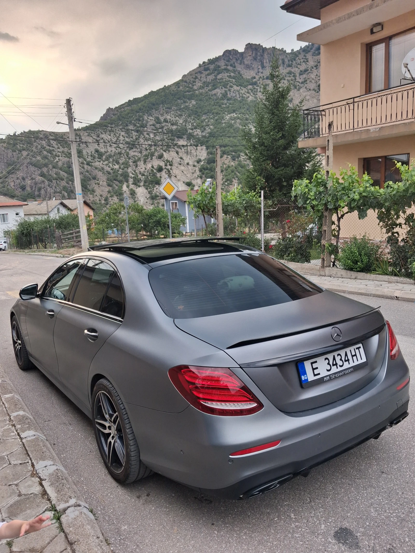Mercedes-Benz E 350 AMG-DESIGNO-МАСАЖИ-ВАКУМ-РЕАЛЕН ПРОБЕГ!!, снимка 4 - Автомобили и джипове - 55316412