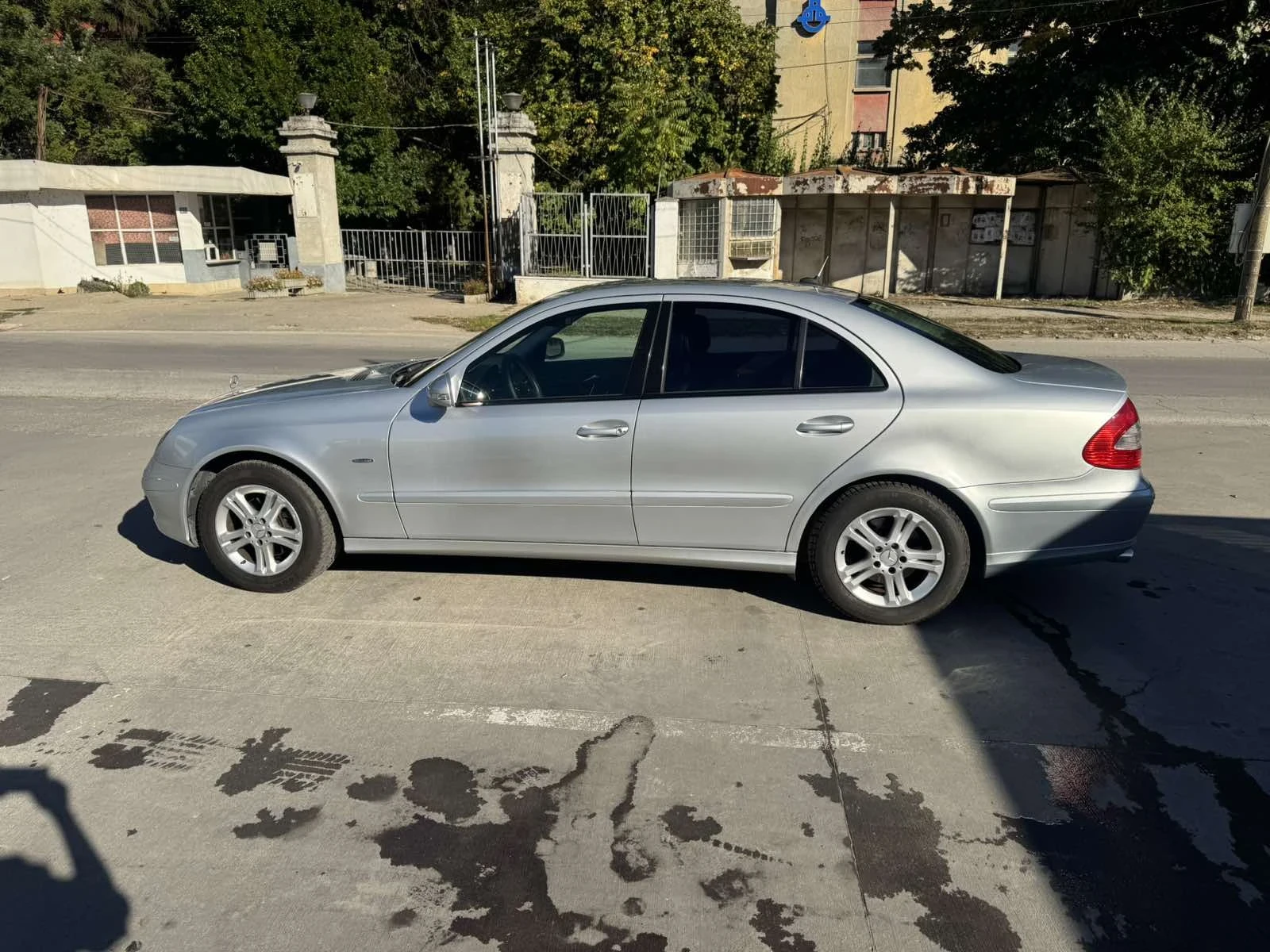 Mercedes-Benz E 200 Фабричен МЕТАН , снимка 5 - Автомобили и джипове - 56348127