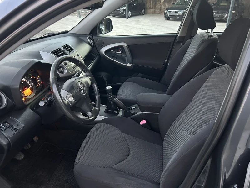 Toyota Rav4 2.2 D4D, снимка 9 - Автомобили и джипове - 49405439