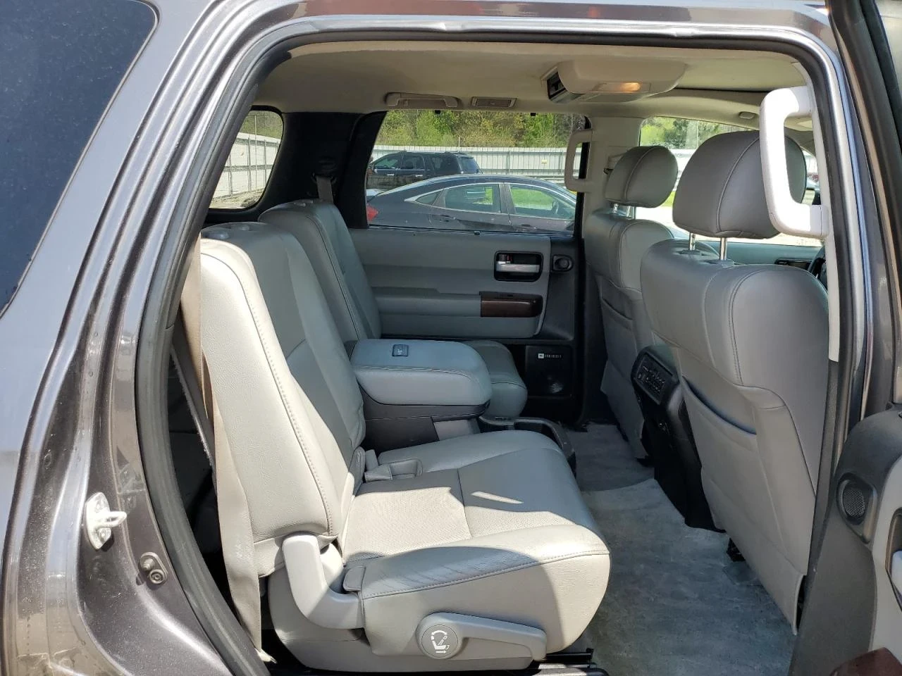 Toyota Sequoia  - изображение 10