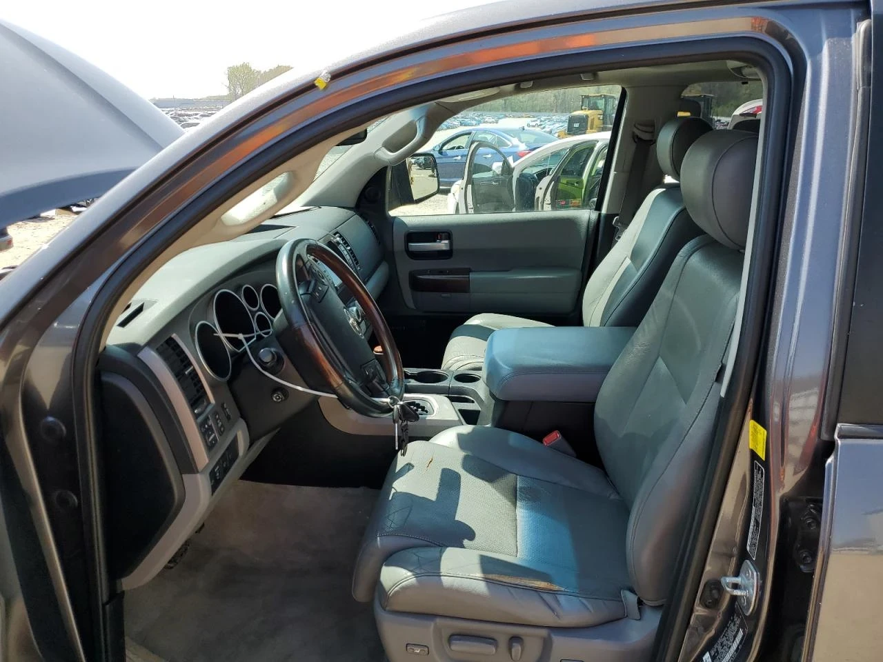 Toyota Sequoia  - изображение 8