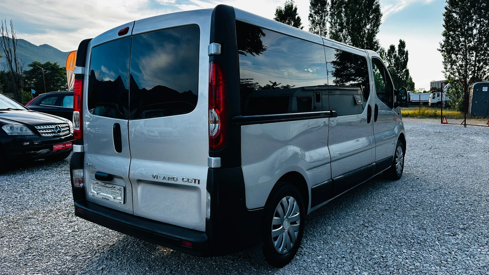 Opel Vivaro 2.0cdti-114k пътник 9 места Италия, снимка 4 - Бусове и автобуси - 54983193