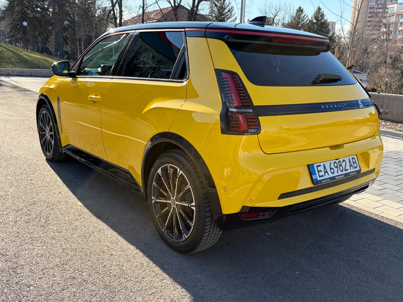 Renault 5 iconic cinq 52kWh - изображение 4