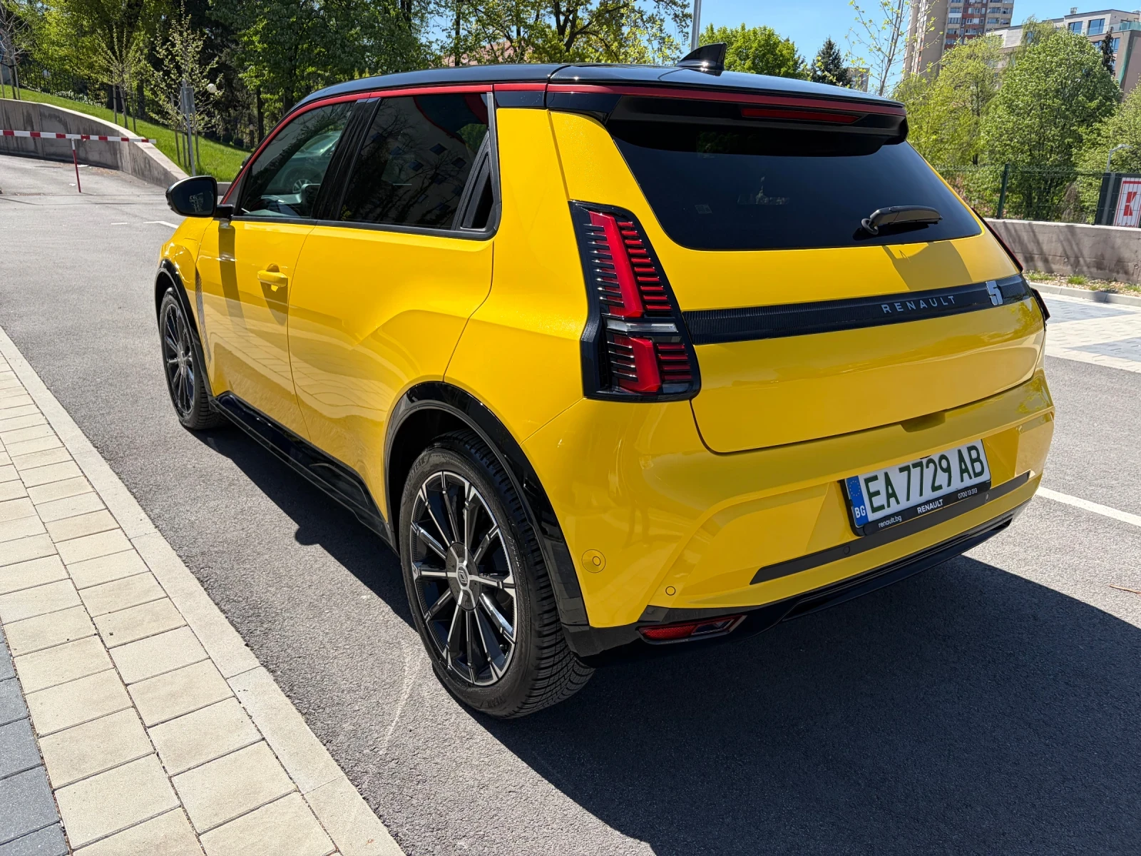 Renault 5 iconic cinq 52kWh, снимка 4 - Автомобили и джипове - 53636200
