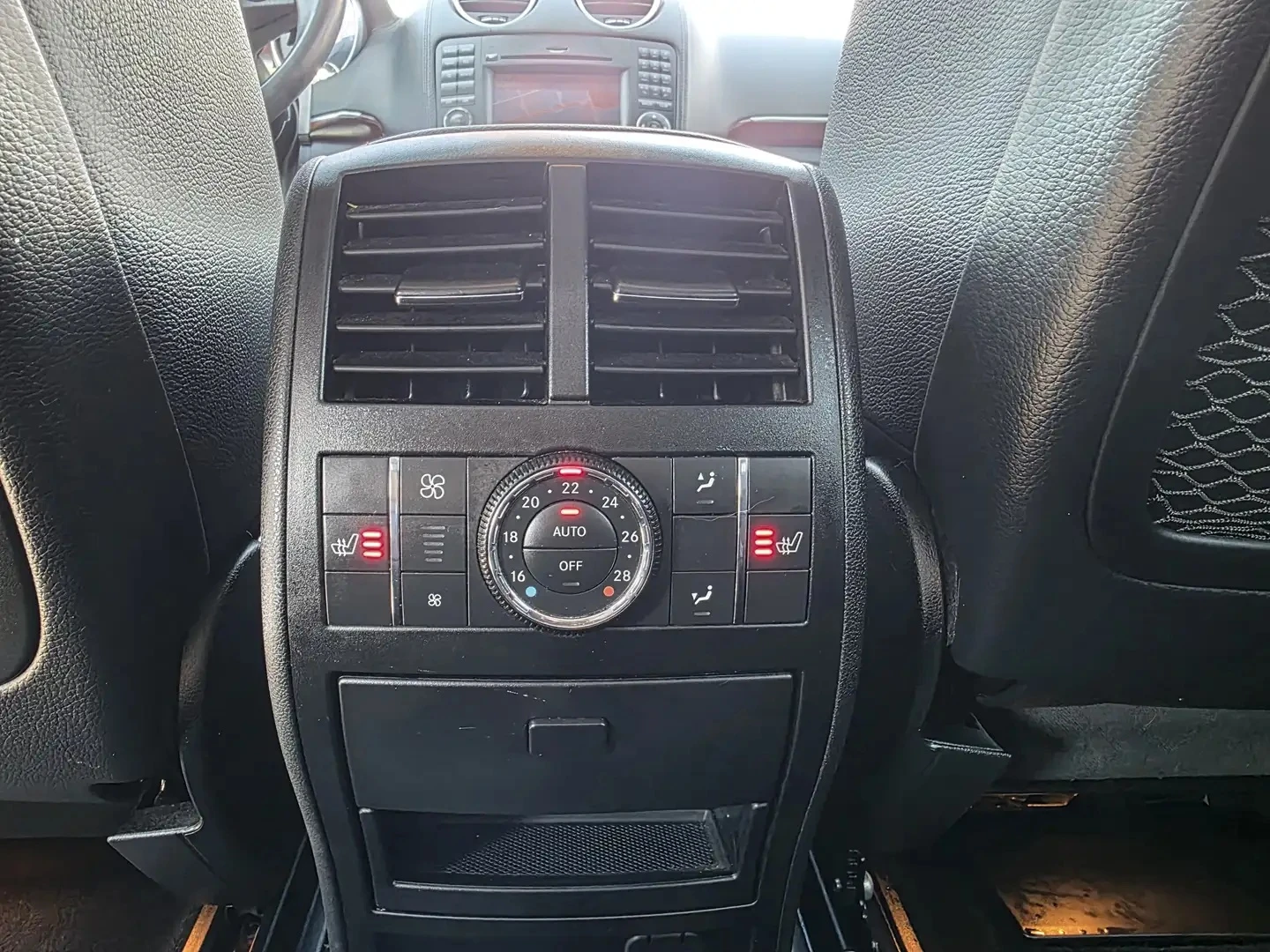 Mercedes-Benz ML 550 AMG * AIRMATIC * 107000KM * ПОДГРЕВИ ОТЗАД * , снимка 16 - Автомобили и джипове - 54583199