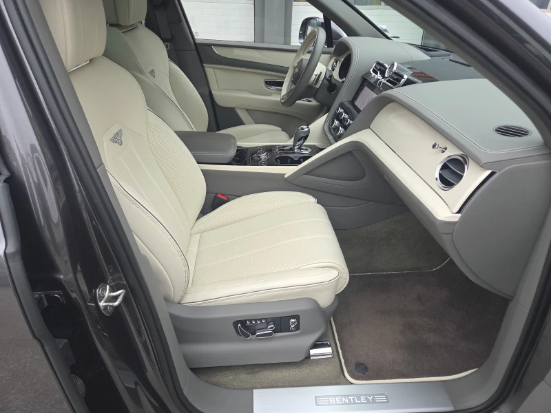 Bentley Bentayga Azure/V8/LONG/4x4/FULL/B Гаранция! ! ! , снимка 15 - Автомобили и джипове - 53175558