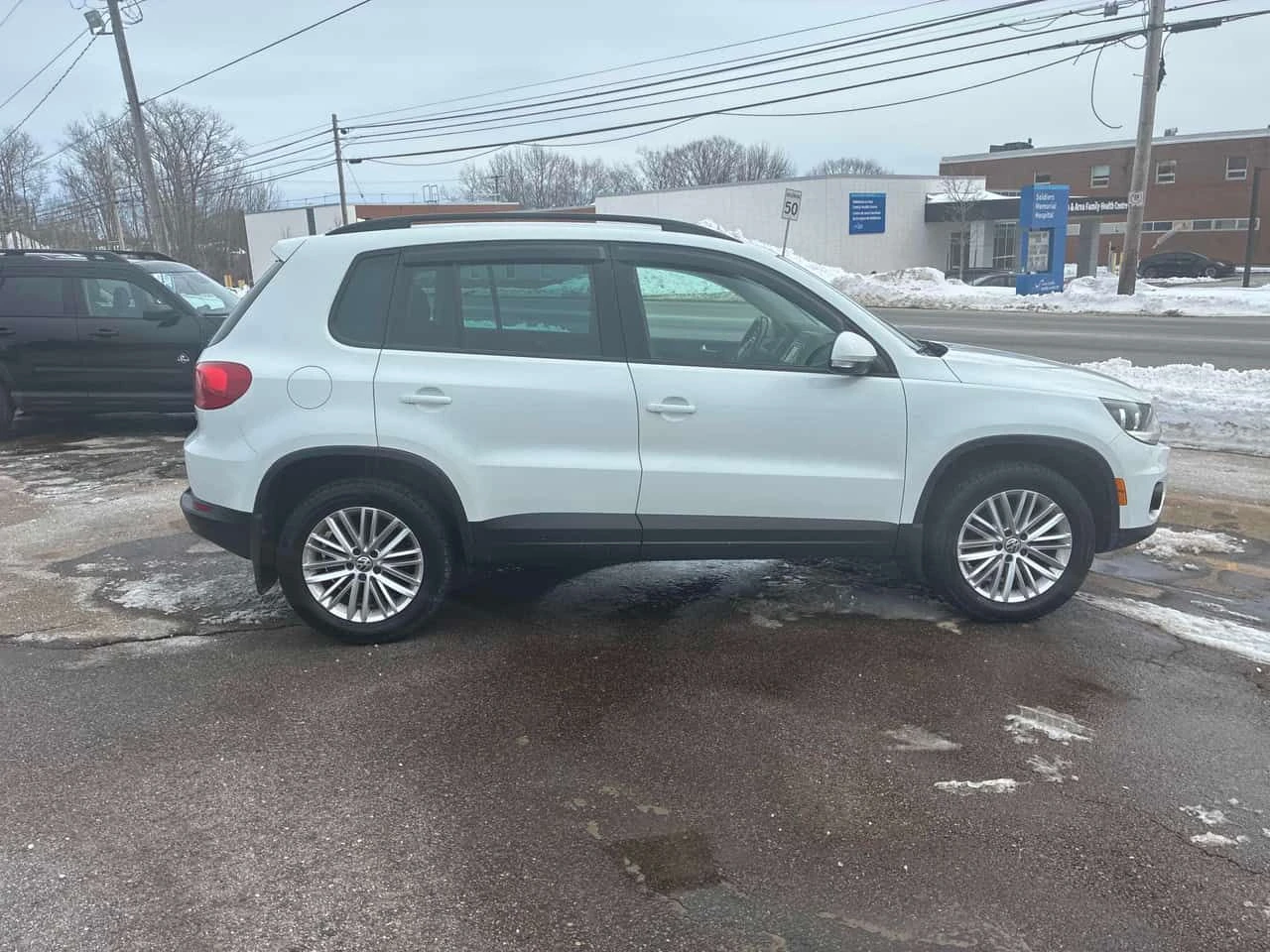 VW Tiguan * 4MOTION 4dr Auto * CARFAX * БЕЗ ПЪРВОНАЧАЛНА ВНО - изображение 3