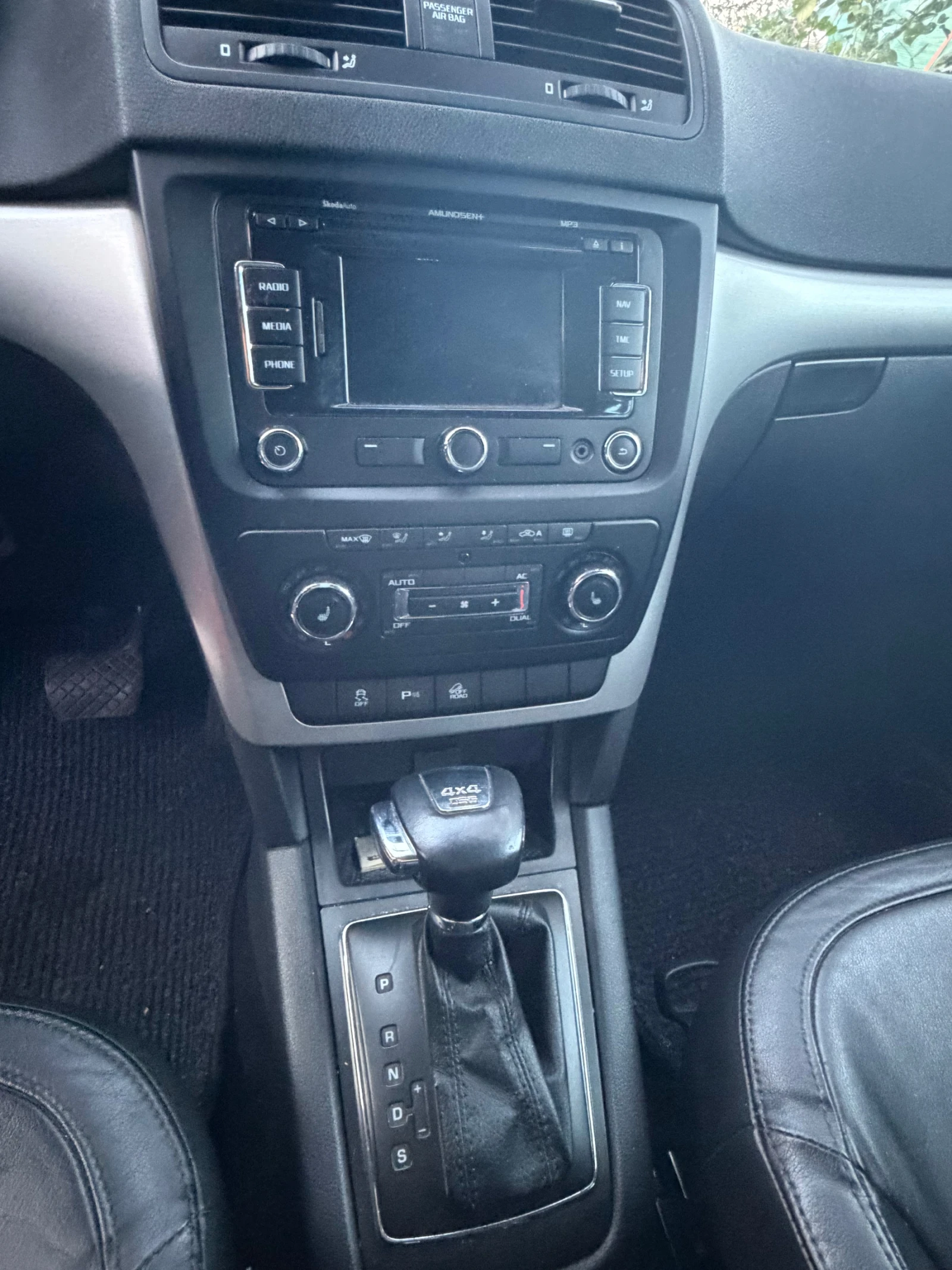 Skoda Yeti 2TDI 4x4, снимка 11 - Автомобили и джипове - 56057705