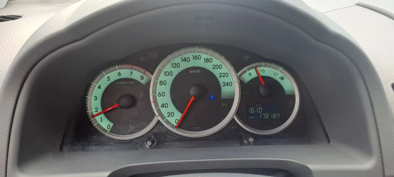 Toyota Corolla verso 1.6 I, бензин, снимка 4 - Автомобили и джипове - 52996374