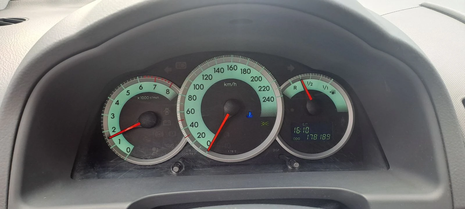 Toyota Corolla verso 1.6 I, бензин - изображение 4