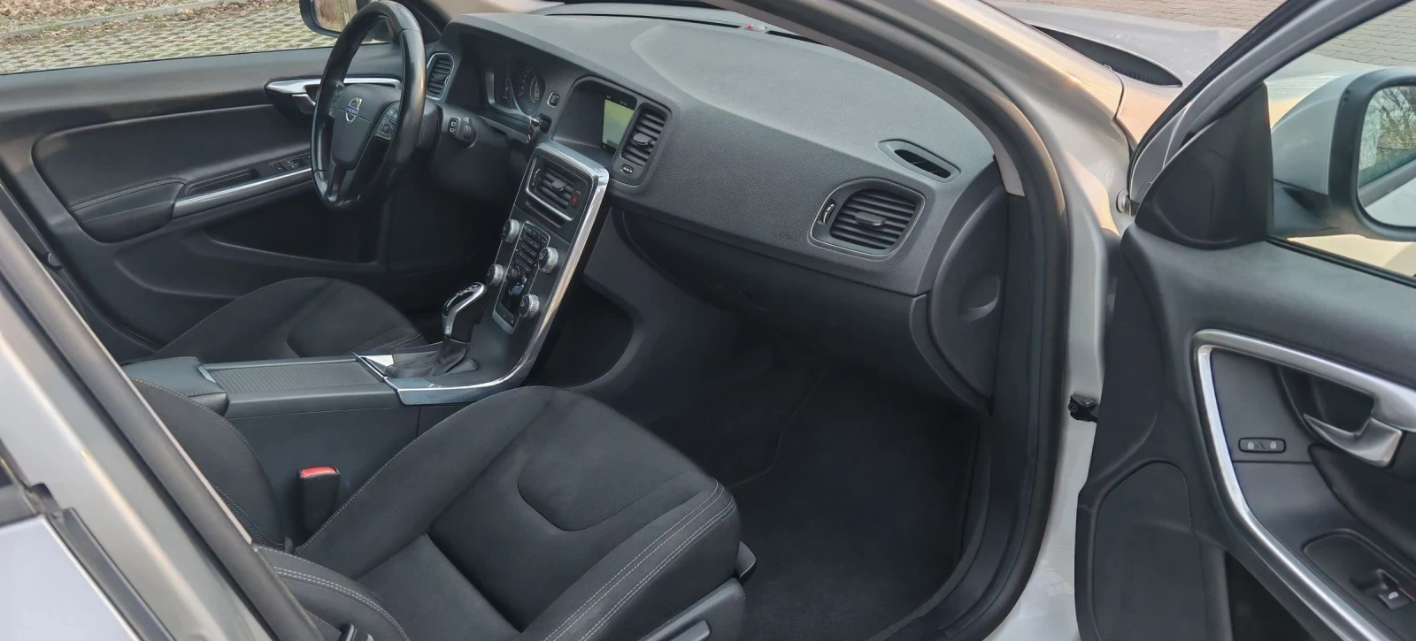 Volvo V60 2.0 D 5 cil. , снимка 12 - Автомобили и джипове - 53752591